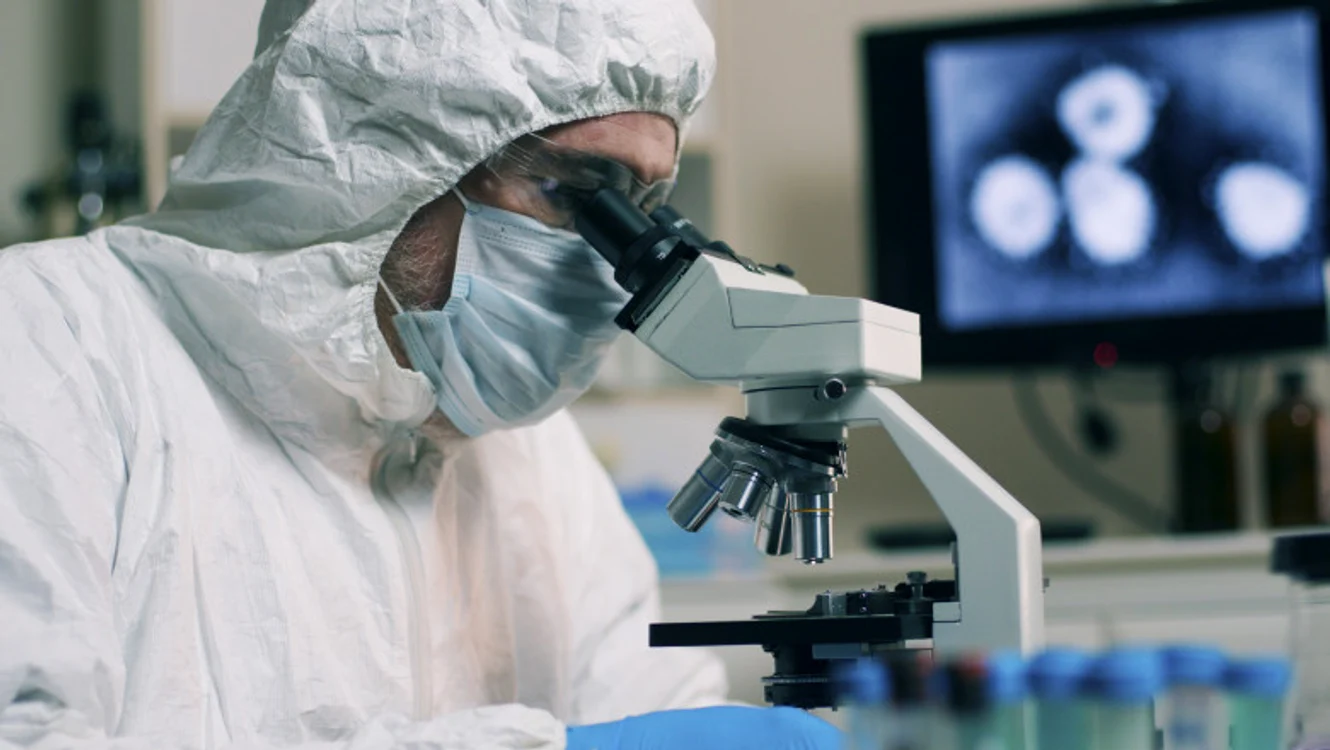 cercetator la microscop jpeg