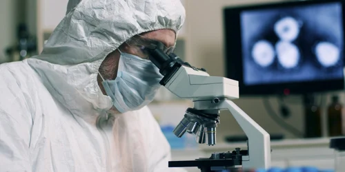 cercetator la microscop jpeg