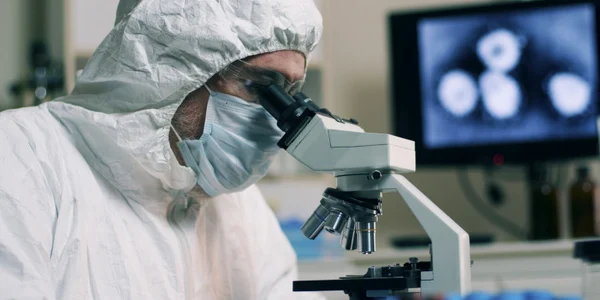 cercetator la microscop jpeg