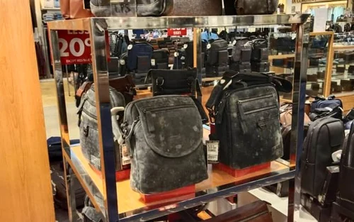 Magazin articole din piele mucegăite într-un mall în Malaezia FOTO Profimedia