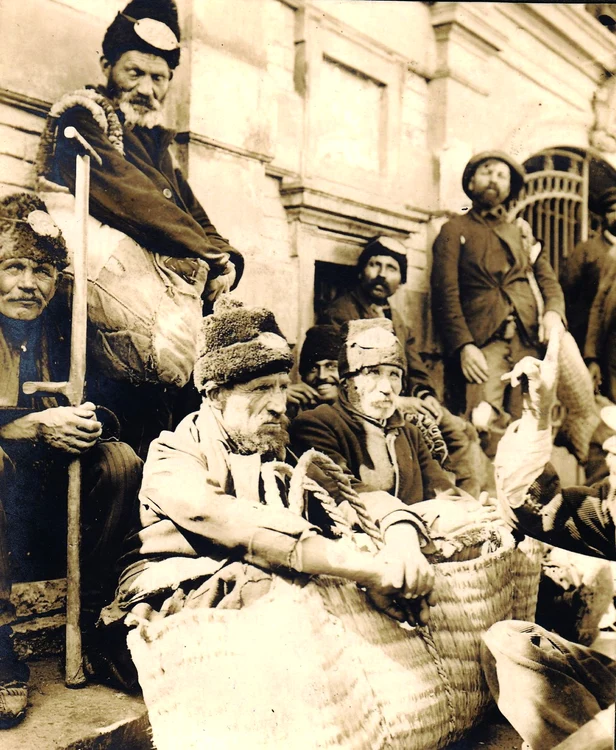 Oameni fără adăpost, fotografiați după intrarea trupelor Puterilor Centrale, în București