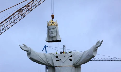 Momentele în care ultima piesă a fost asamblată jpeg