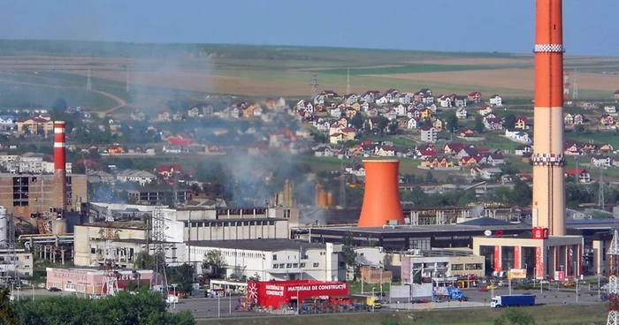 Incendiu la combinatul de hârtie din Suceava. FOTO: Dinu ZARĂ