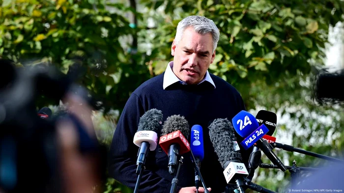 Cancelarul austriac Karl Nehammer discută cu presa după votul de duminică 29 septembrie