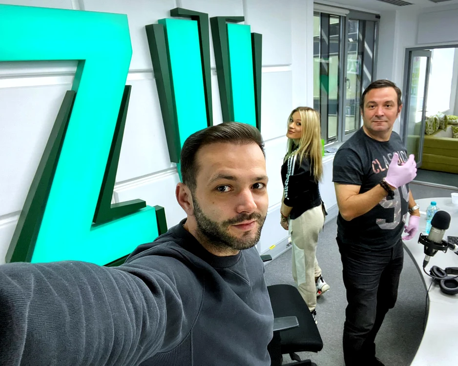 Mihai Morar, alături  de colegii lui, de la  Radio ZU. Daniel Buzdugan  poartă mănuşi chirurgicale 