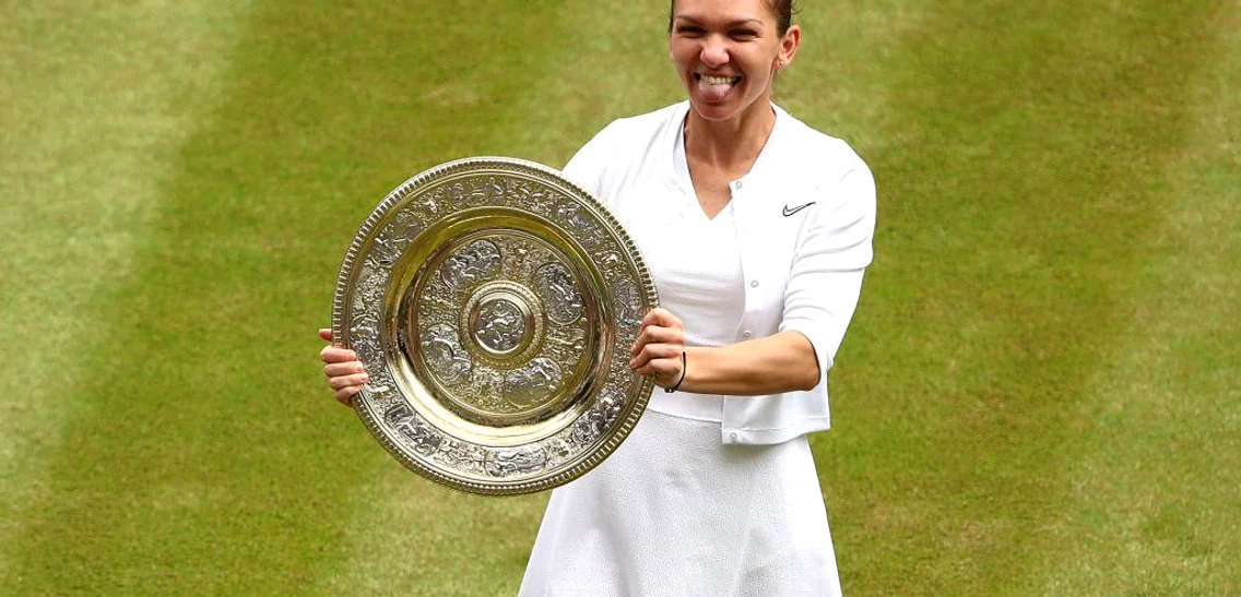 Simona Halep cu trofeul la Wimbledon 2019 FOTO Guliver / Getty Images / Clive Brunskill