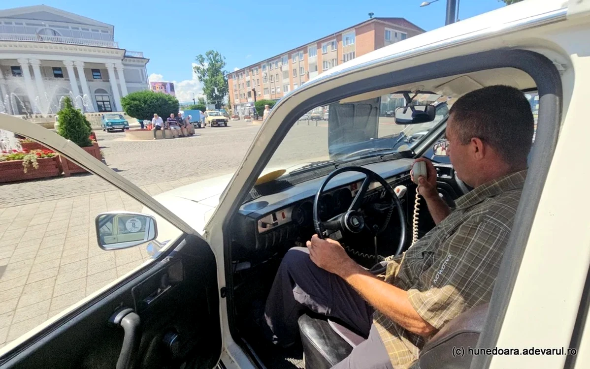 Vehiculul dispune  de staţie emisie-recepţie