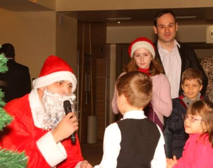 Moş Crăciun le-a adus daruri copiilor