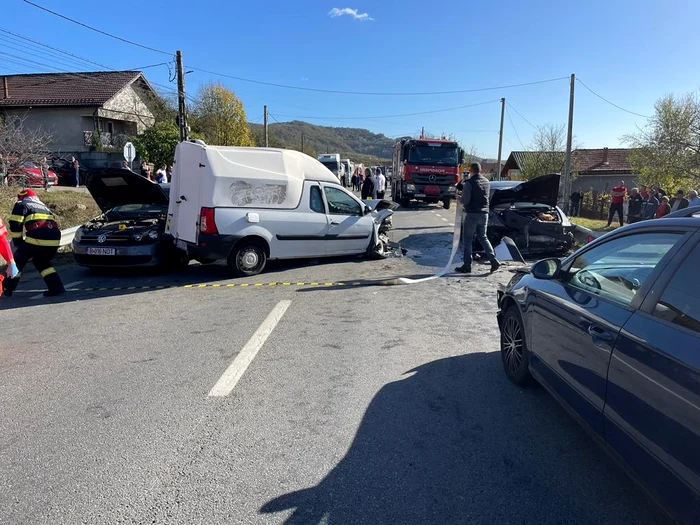 Patru autovehicule și un TIR au fost implicate în accident Foto: ISU Gorj