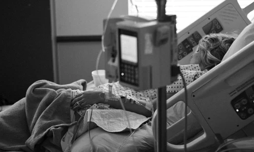 pacient pe patul de spital jpeg