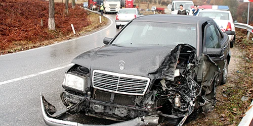 Maşina lovită a fost grav avariată
