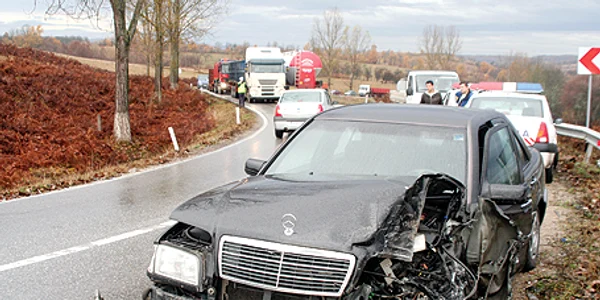 Maşina lovită a fost grav avariată
