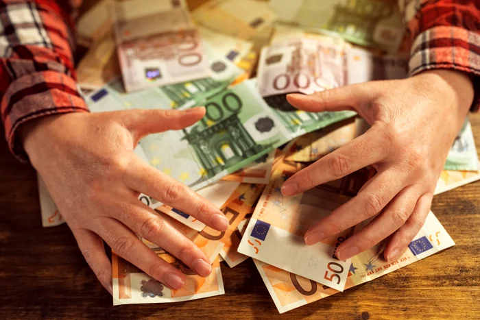Banii - motiv de ceartă în familiile din România - Foto Shutterstock