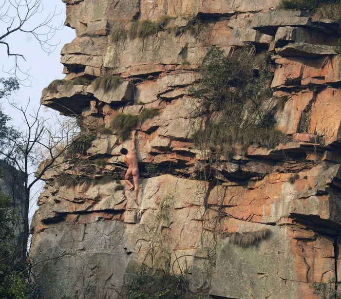 Face alpinism în pielea goală (Foto: reuters)