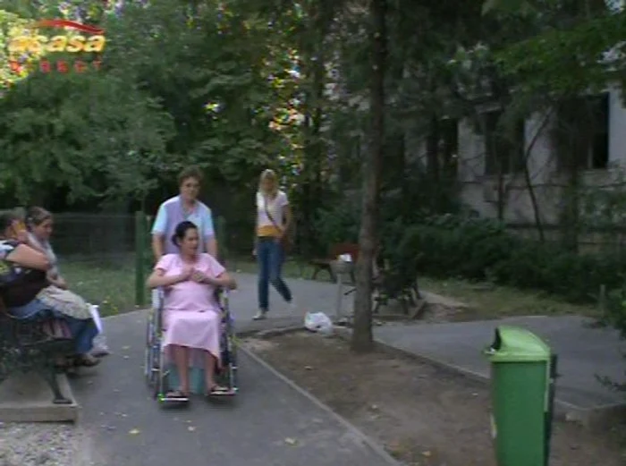 Nicoleta Luciu, plimbată cu un scaun cu rotile (Foto: Captură video Acasă TV)