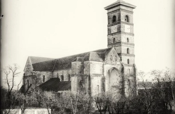 Catedrala Romano-Catolică din Alba Iulia într-o fotografie de arhivă