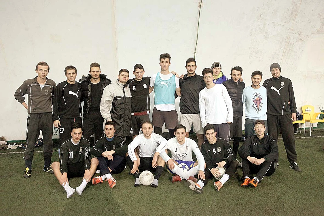 
    Sportul Studenţesc, varianta 2014, se pregăteşte în Prelungirea Ghencea, pe un teren sintetic, apărat de un balonFoto: Sever Gheorghe  