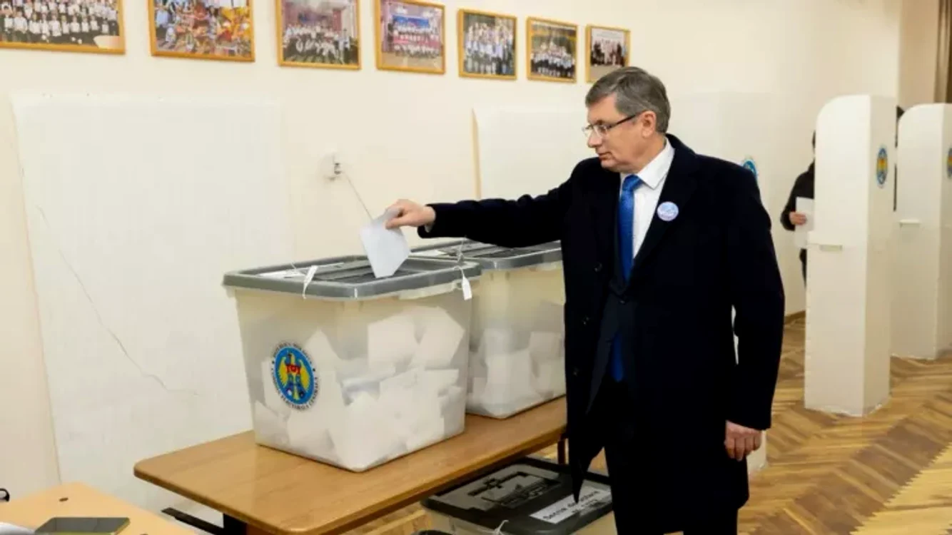 Igor Grosu a votat alături de soția sa. FOTO: Screenshot