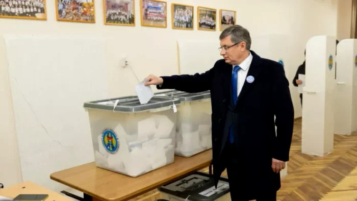 Igor Grosu a votat alături de soția sa. FOTO: Screenshot