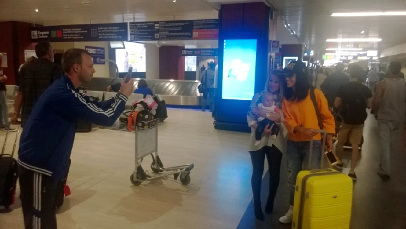 Adelina Pestrițu (28 de ani) nu a refuzat să se fotografieze cu fanii în aeroportul din Roma