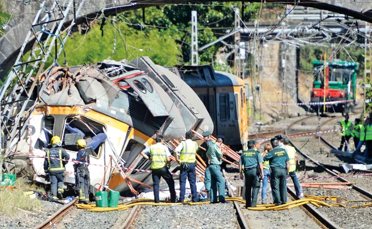
    Locomotiva s-a făcut  praf în urma accidentuluiFoto: AFP  