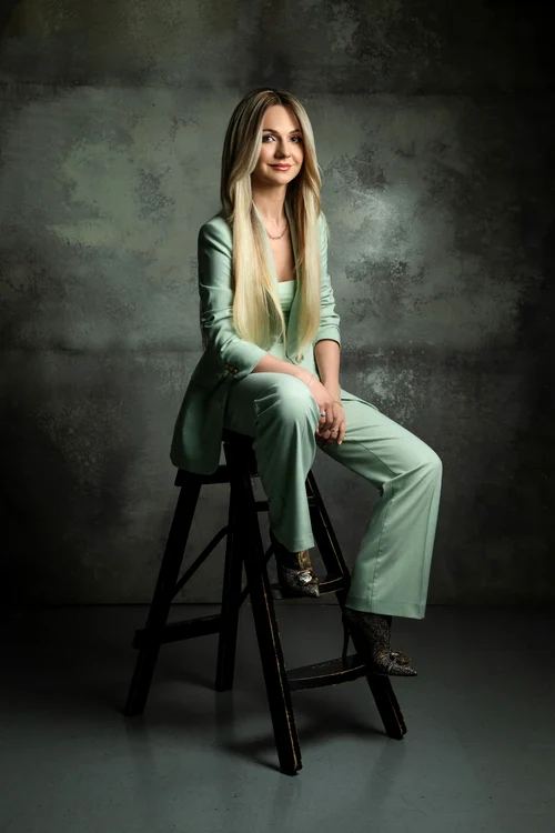 Managerul Sabina Stoica poartă extensii. foto: arhiva personala