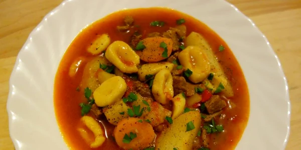 gulas e vitel cu galuste