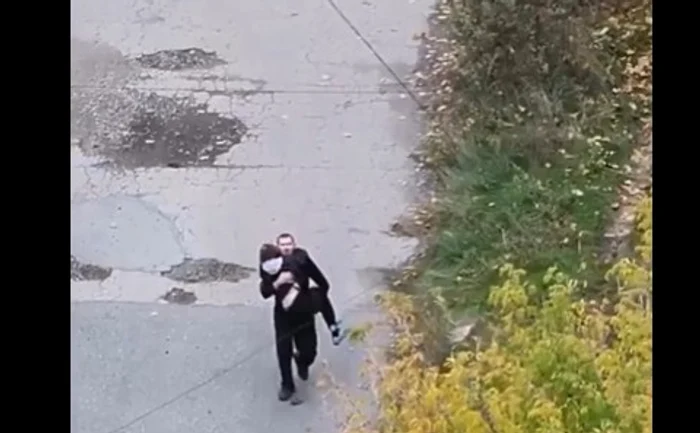 Un bărbat a salvat o rănită Foto: captură video x
