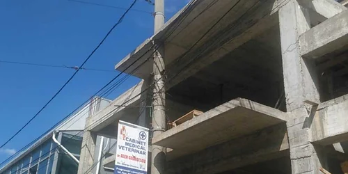 stalp inghitit de cladire