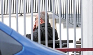 Busuioc a fumat o oră pe bancă,  în curtea unei şcoli din sectorul 3  jpeg