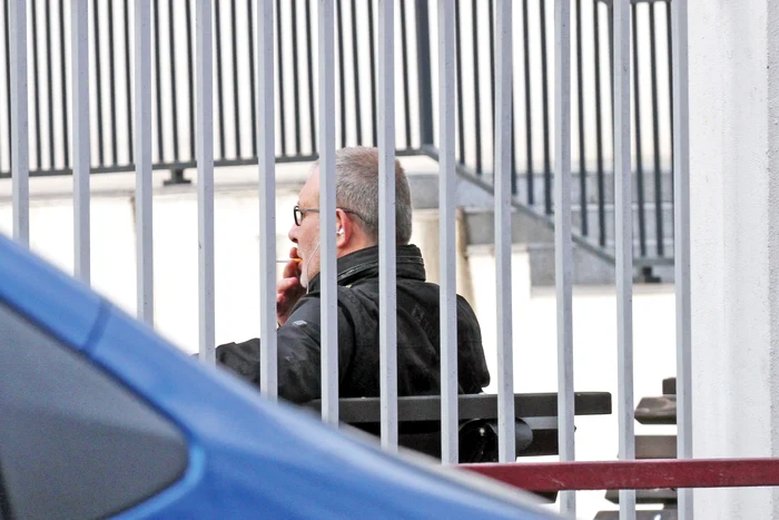 Busuioc a fumat o oră pe bancă,  în curtea unei şcoli din sectorul 3 