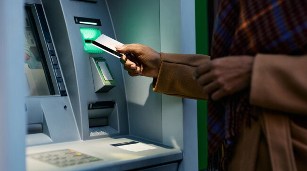 Un bărbat din Maramureș a găsit 7.200 de euro într-un bancomat și a plecat cu banii