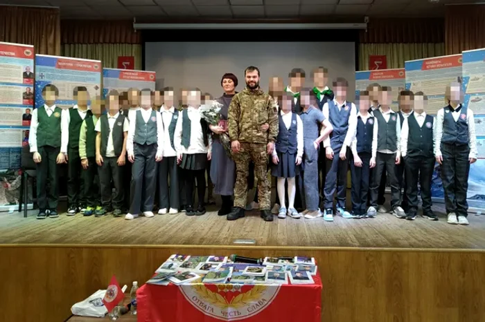 Nikita Semyanov ține lecții de patriotism în școli. FOTO Heroes of Russia – Novosibirsk