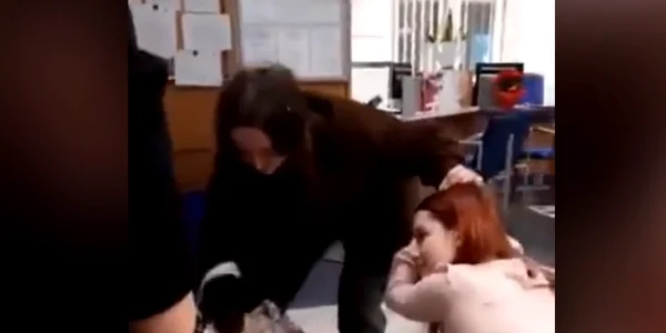 O bunicuță i-a venit de hac cu bastonul unei tinere ce voia să jefuiască o bancă Foto Captura video