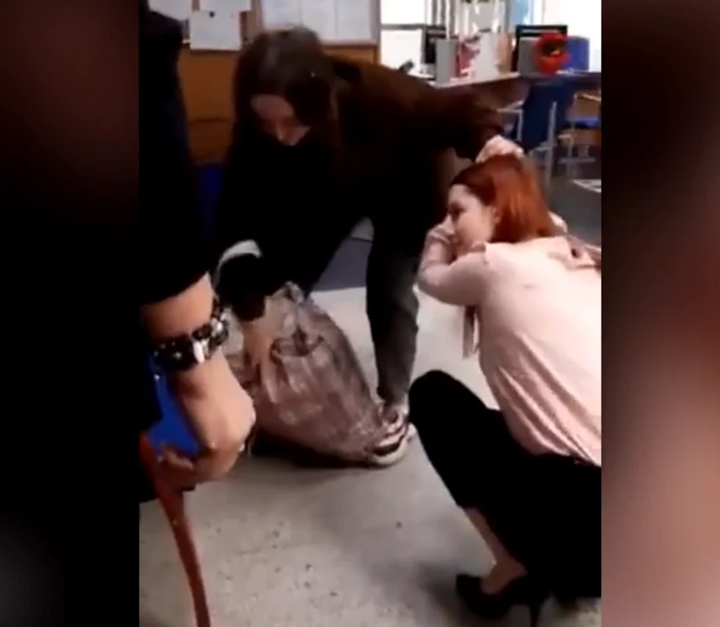 Tânăra a fost aprope de a pleca cu 12.500 PLN (circa13.100 de lei) furați Foto: Captură video