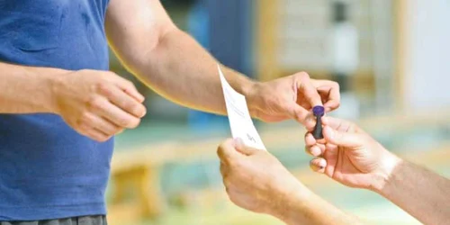 De numărul românilor prezenţi la vot depinde validarea sau nu a referendumului