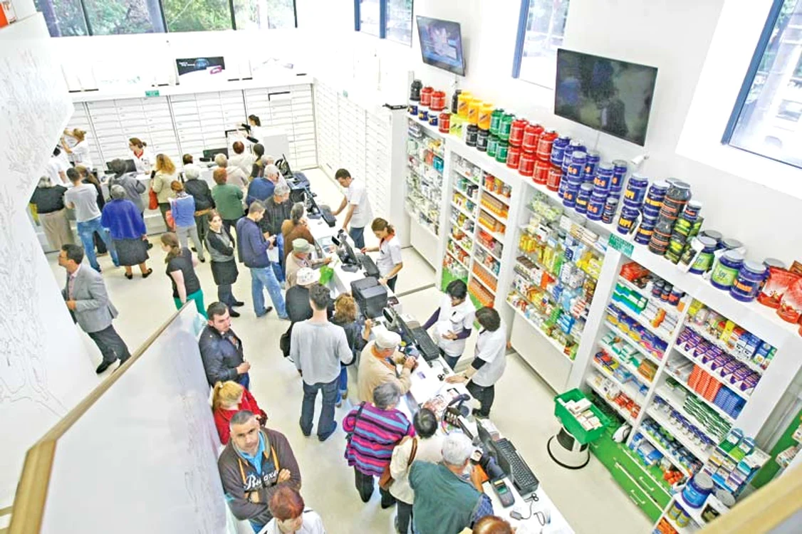 
    Reprezentanţii Farmaciei Tei din Capitală au pierdut mai mult  timp pentru eliberarea reţetelor,  din cauza erorilor din sistemFoto: Dorin Constanda  