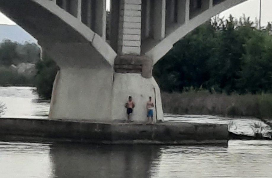 Două persoane au rămas blocate pe o insulă a râului Siret. Pompierii încearcă să le salveze