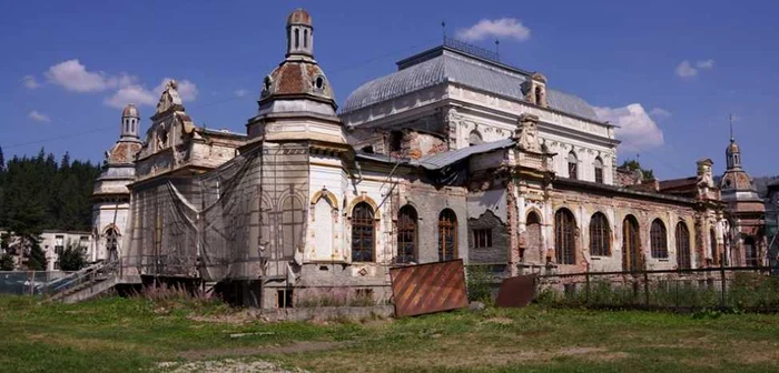 Cazinoul din Vatra Dornei este într-o stare deplorabilă. FOTO: Nicoleta Cherechesiu