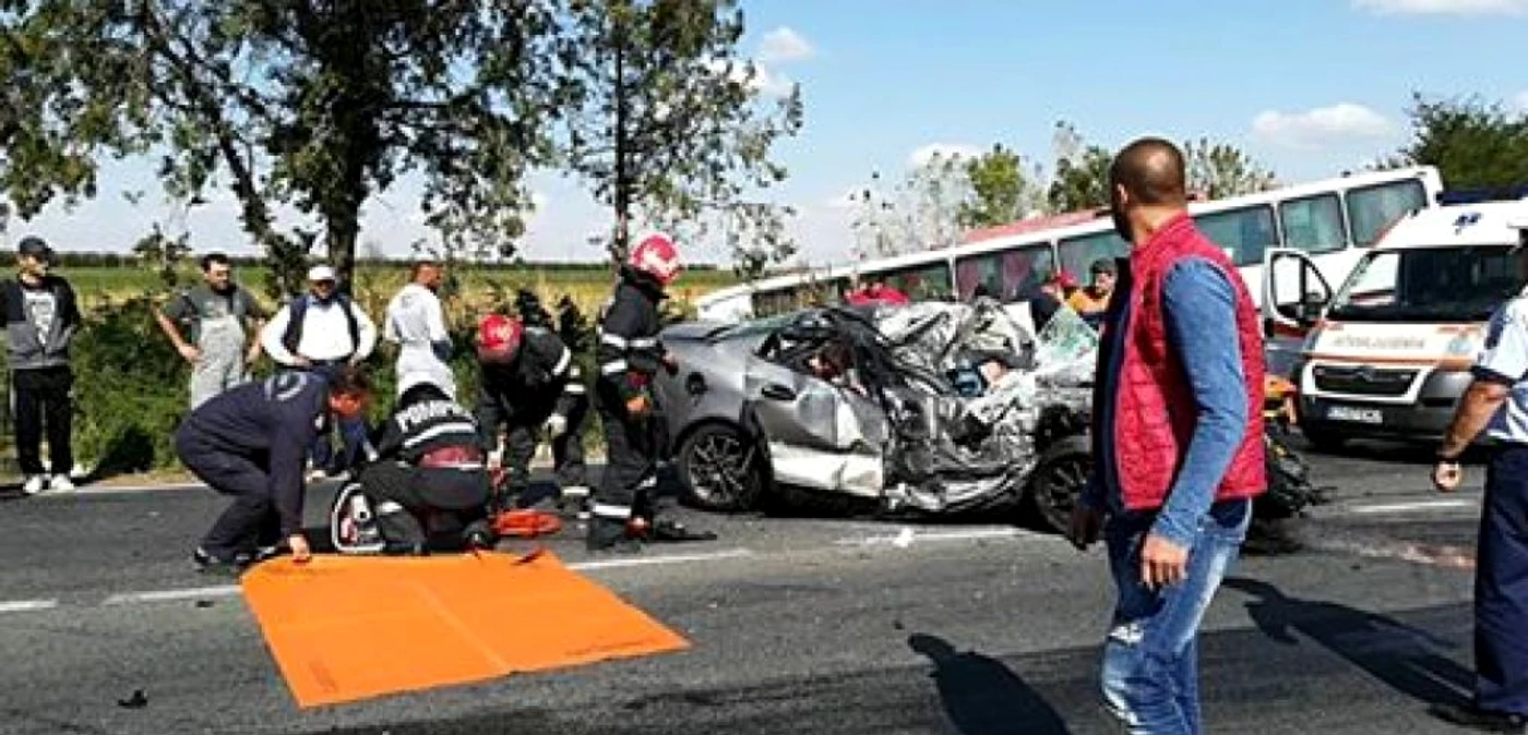 Intervenţie de descarcerare pentru victimele din autoturism Foto SAJ Constanţa