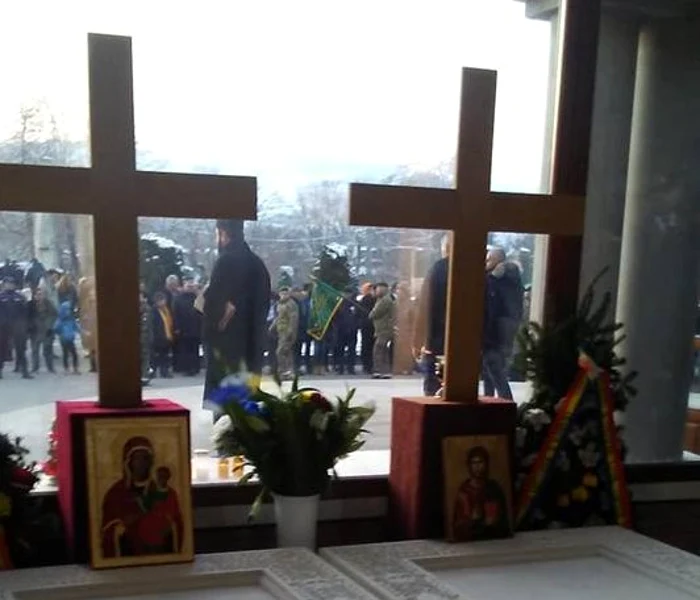 La mormintele regale au fost depuse coroane şi flori