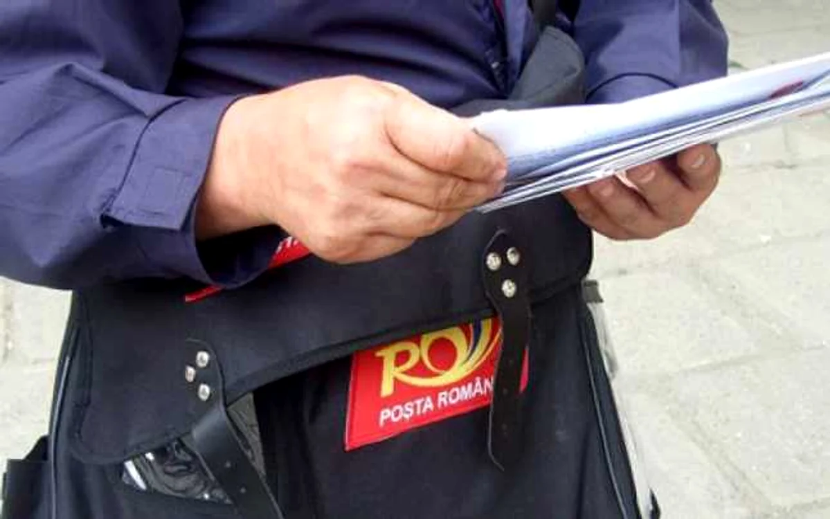 
    Pensionarii sunt îndemnaţi să stea la distanţă faţă de poştaşi şi să aibă un pix la îndemânăFoto: adevarul.ro  