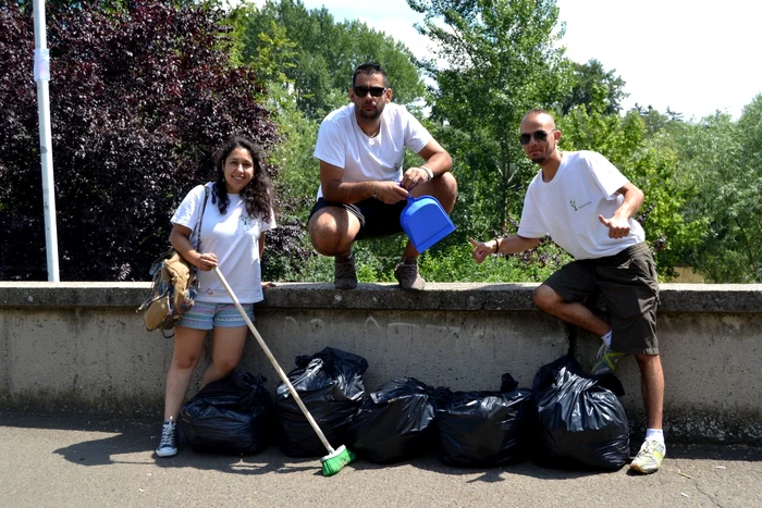 Trei dintre voluntarii care au participat la acţiune