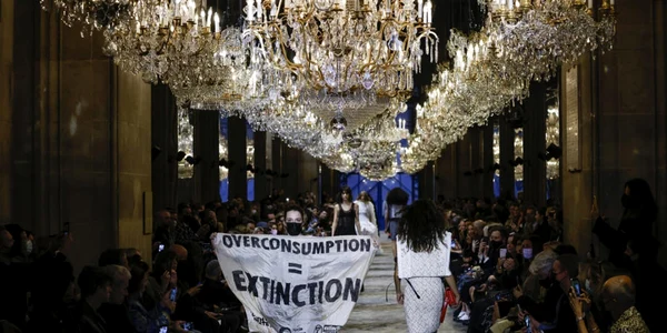 protest ecologist prezentare moda louis vuitton 5 octombrie 2021 foto epa efe