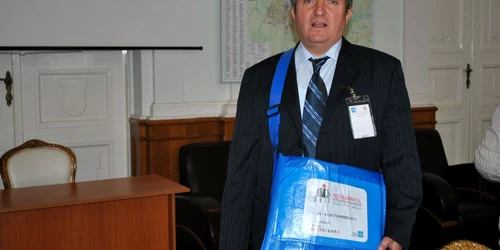 Recenzorii pot fi recunoscuţi după geantă, pix şi legitimaţie