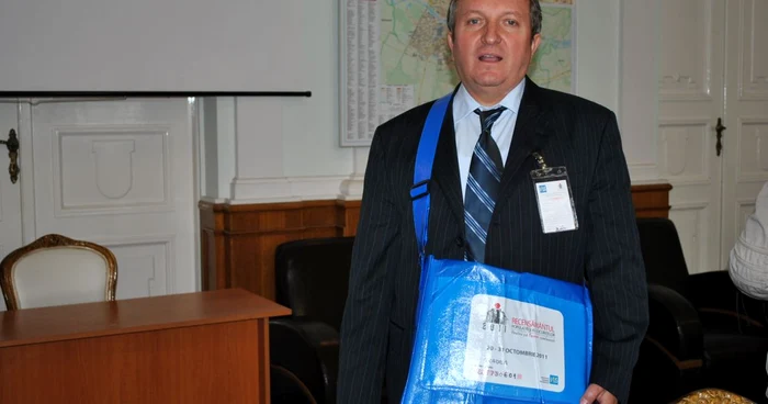 Recenzorii pot fi recunoscuţi după geantă, pix şi legitimaţie