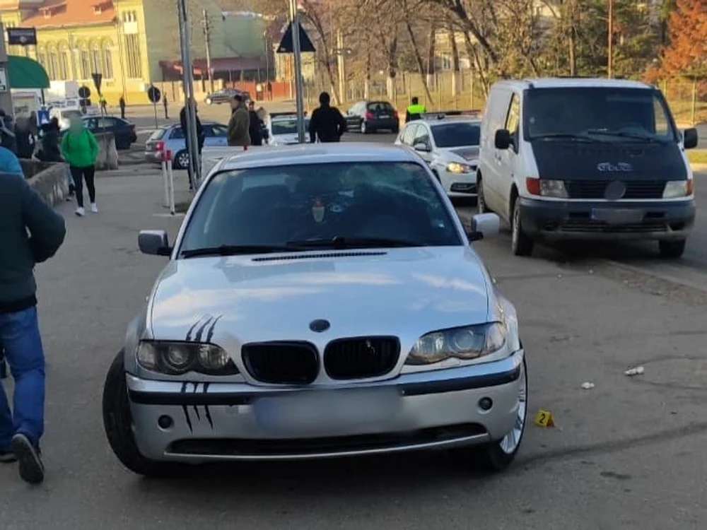 Șoferul a pătruns pe trotuar, urmărindu-l pe rival FOTO: martor