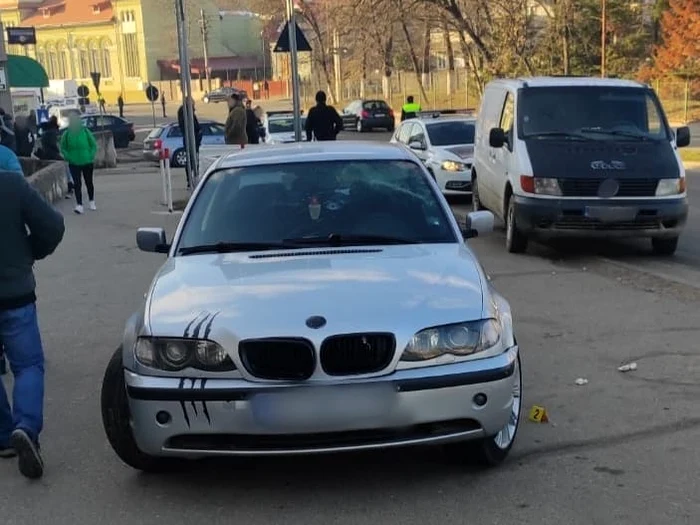 Șoferul a pătruns pe trotuar, urmărindu-l pe rival FOTO: martor