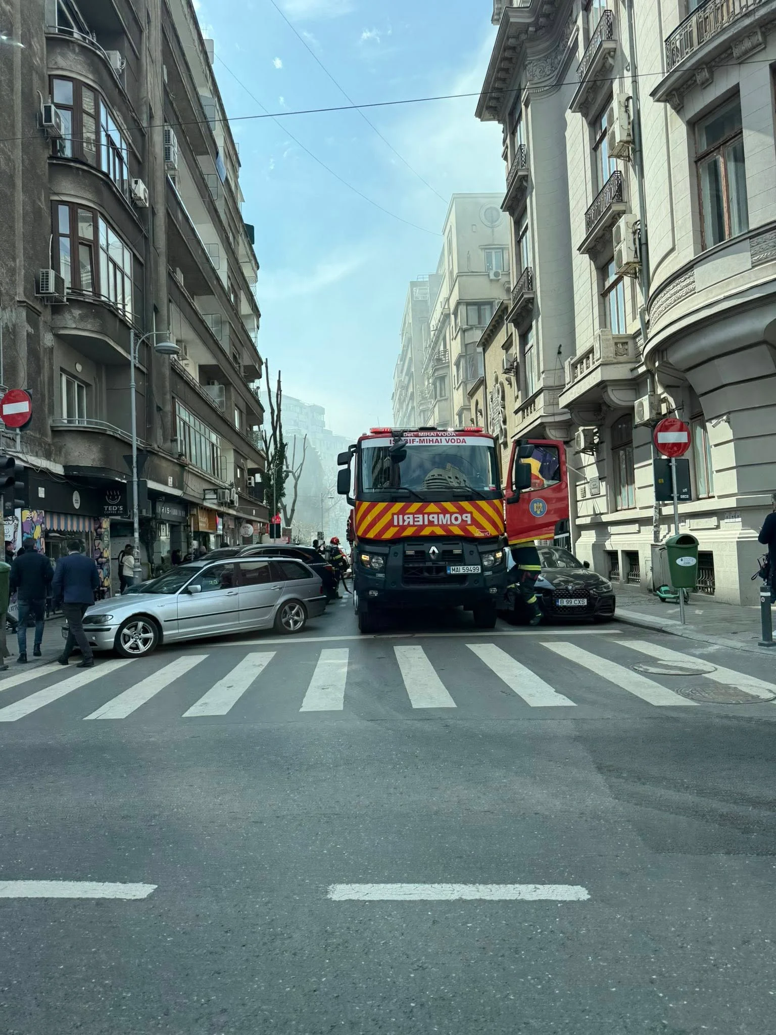 Incendiu violent pe o stradă din centrul Capitalei. Pompierii au intervenit cu mai multe autospeciale