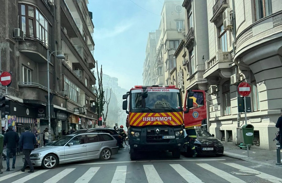 Incendiu violent pe o stradă din centrul Capitalei. Pompierii au intervenit cu mai multe autospeciale